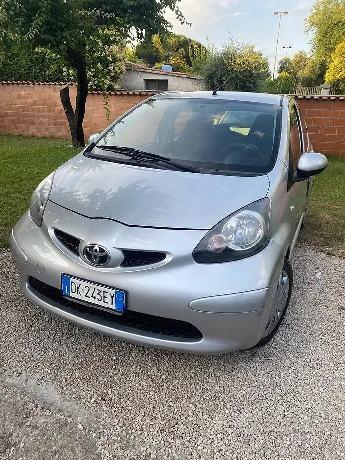 Usata Toyota Aygo 68 CV (50 kW) 2007 Grigio Utilitaria