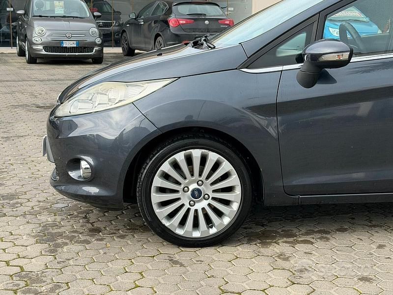 Usata Ford Fiesta Titanium 68 CV (50 kW) 2009 Grigio Utilitaria
