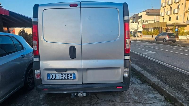 Usata Opel Vivaro 114 CV (83 kW) 2007 Argento Monovolume