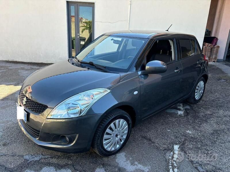 Grigio scuro Usata 2012 Suzuki Swift GL Due volumi | 5900 € (Buon prezzo) - Immagine 1/4