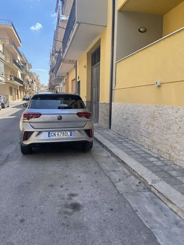 Usata VW T-Roc R-line 116 CV (85 kW) 2023 Grigio SUV