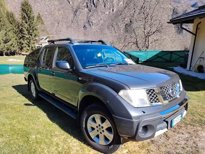 Begagnad Nissan Navara SE 171 HK (125 kW) 2006 Grå Pickup