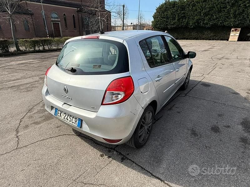 Usado Renault Clio II 75 CV (55 kW) 2011 Gris Berlina