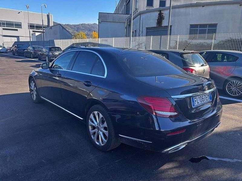 Usata Mercedes E220 Premium Plus 194 CV (142 kW) 2017 Blu Berlina