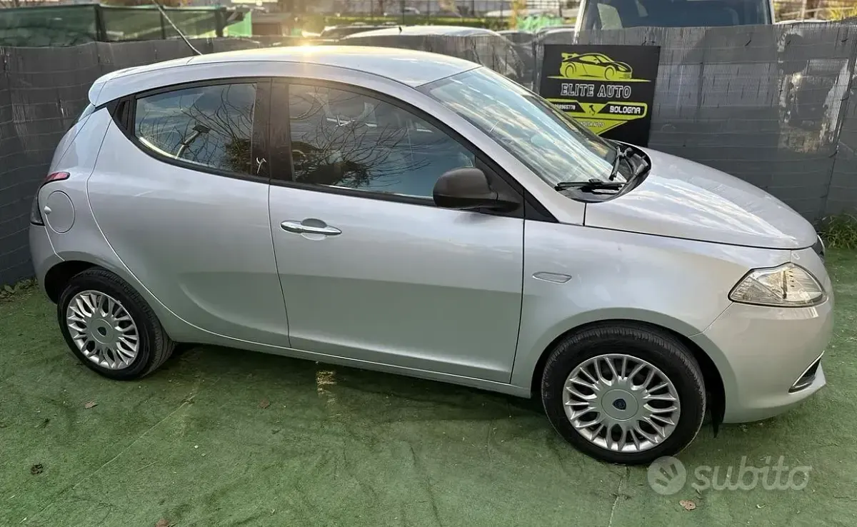 Usado Lancia Ypsilon 80 HP (58 kW) 2016 Cinzento Citadino