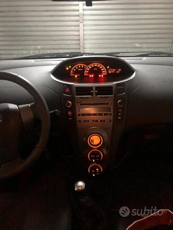 Usata Toyota Yaris 90 CV (66 kW) 2011 Grigio Utilitaria