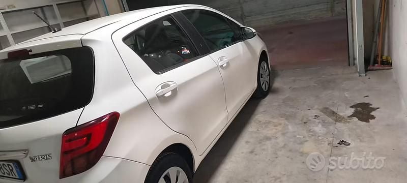 Usata Toyota Yaris 90 CV (66 kW) 2015 Bianco Utilitaria