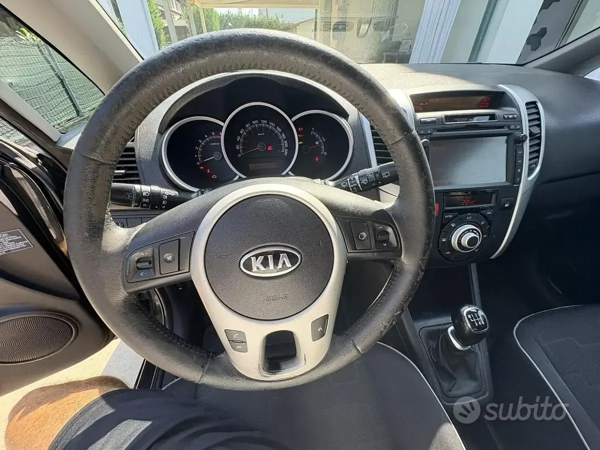 Usata Kia Venga 90 CV (66 kW) 2013 Nero Utilitaria