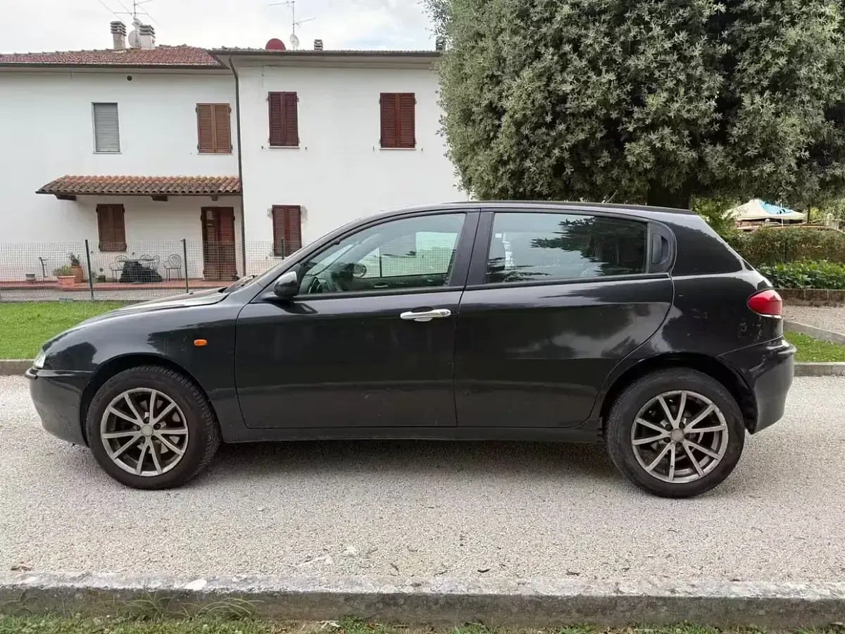 Usata Alfa Romeo 147 116 CV (85 kW) 2004 Nero Utilitaria