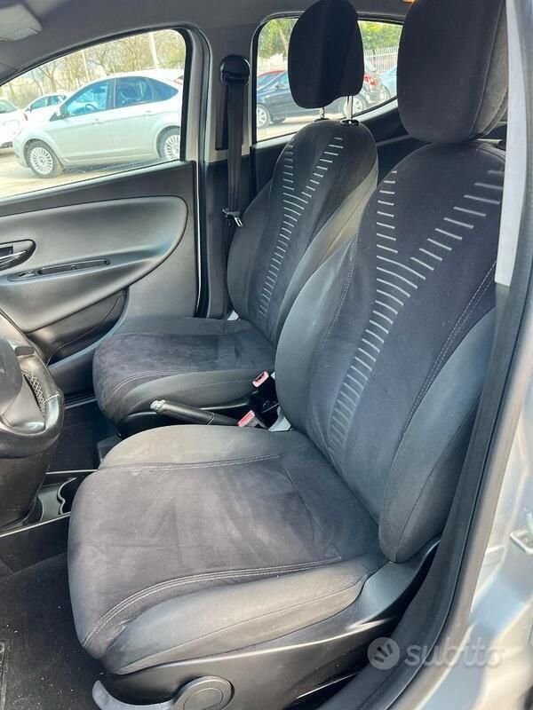 Usata Lancia Ypsilon Gold 69 CV (50 kW) 2012 Argento Utilitaria