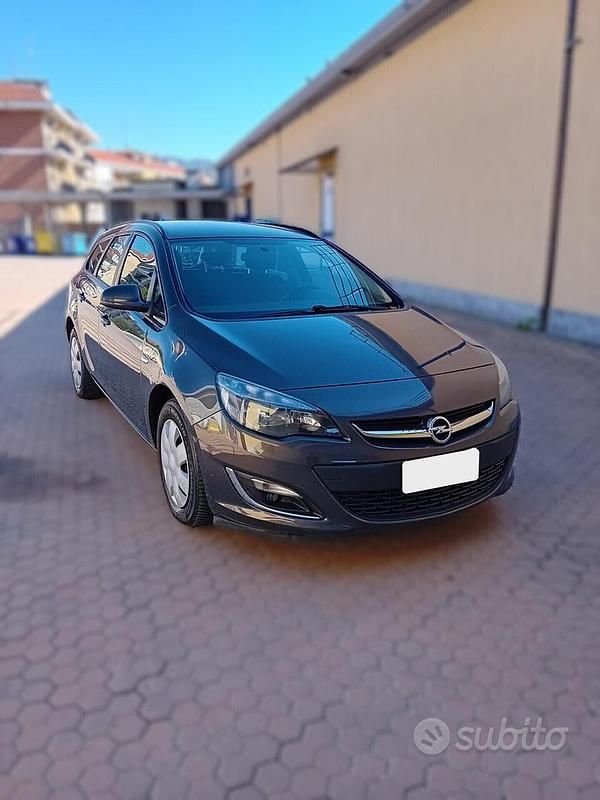 Usata Opel Astra 140 CV (102 kW) 2013 Grigio Berlina