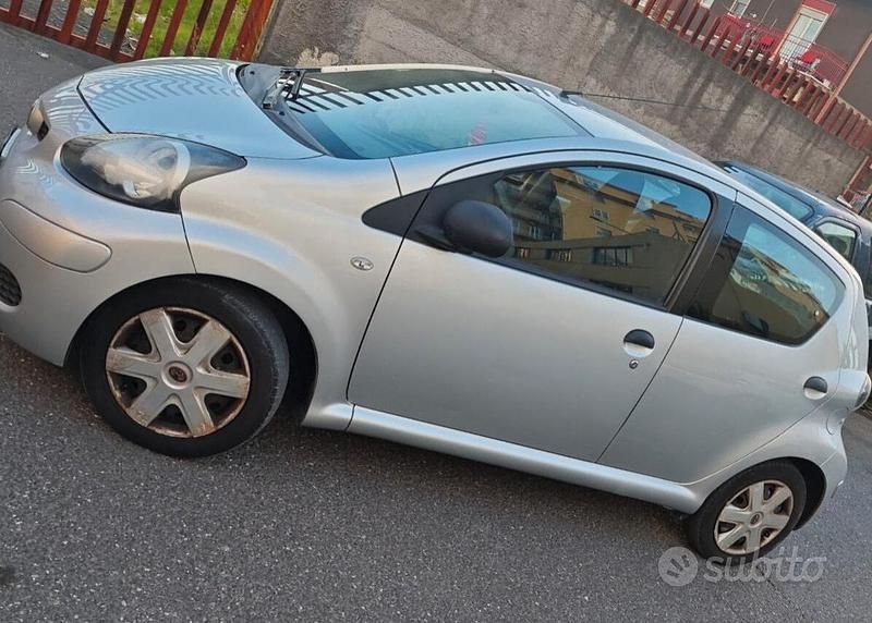 Usata Toyota Aygo Connect Style 70 CV (51 kW) 2011 Grigio Utilitaria