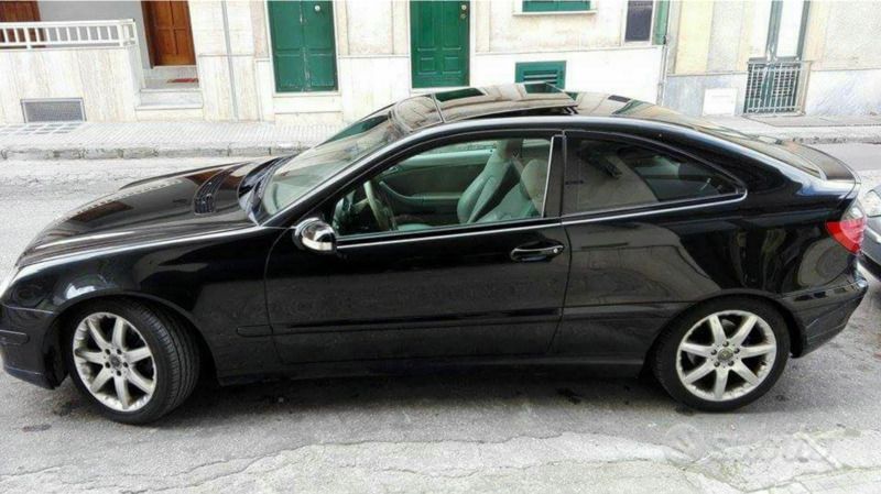 Usata Mercedes C220 Sport 143 CV (105 kW) 2002 Nero Coupé