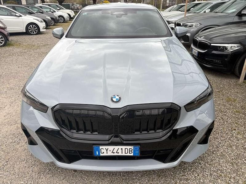 Usata BMW 520 M Sport 197 CV (144 kW) 2025 Brooklyn grey metallic Berlina