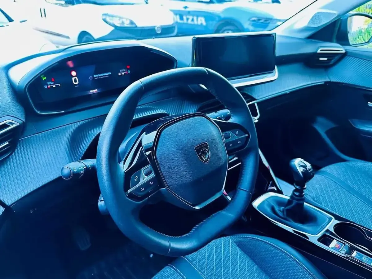 Usata Peugeot 208 Allure 101 CV (74 kW) 2025 Nero Utilitaria
