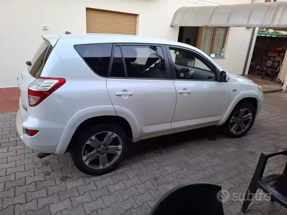 Usata Toyota RAV4 152 CV (111 kW) 2011 Bianco SUV