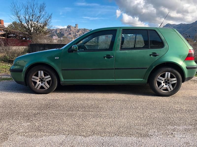 Usata VW Golf IV 101 CV (74 kW) 2002 Verde Berlina