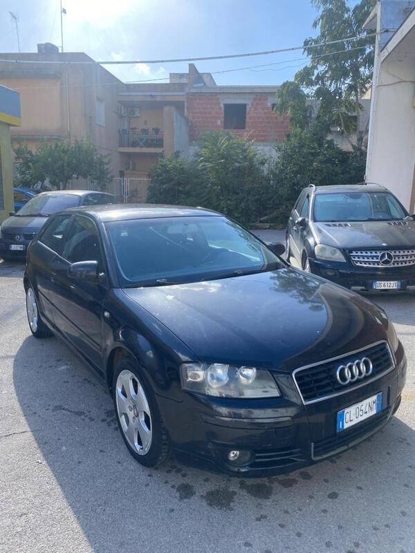 Grigio Usata 2005 Audi A3 Ambiente Tre volumi | 3500 € (Buon prezzo) - Immagine 1/4