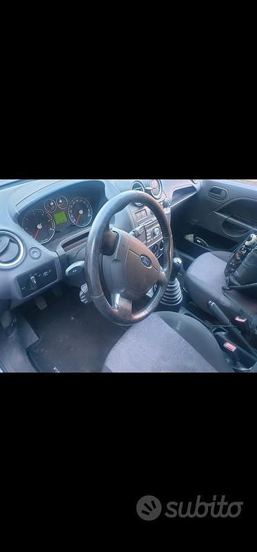 Begagnad Ford Fiesta Ghia 90 HK (66 kW) 2008 Blå Sedan