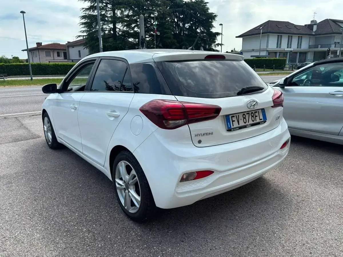 Usata Hyundai i20 75 CV (55 kW) 2019 Bianco Utilitaria