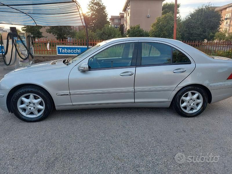 Usata Mercedes C220 Avantgarde 143 CV (105 kW) 2001 Grigio Berlina