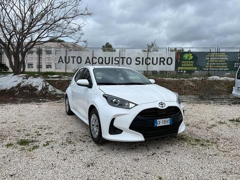 Usata Toyota Yaris Hybrid Active 92 CV (67 kW) 2024 Bianco Berlina