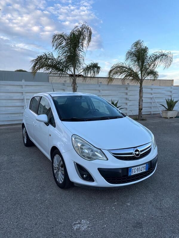 Usata Opel Corsa Cosmo 85 CV (62 kW) 2011 Bianco Berlina