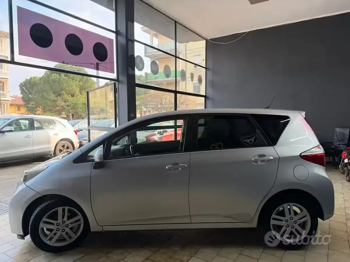Usata Toyota Verso-S Active 90 CV (66 kW) 2011 Grigio Monovolume