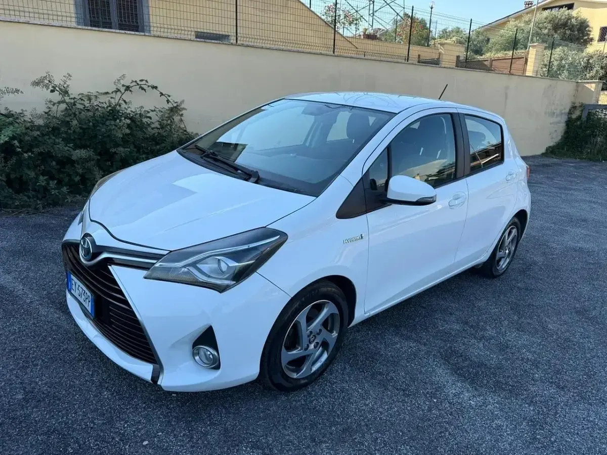 Usata Toyota Yaris Hybrid Business Edition 73 CV (53 kW) 2016 Bianco Berlina