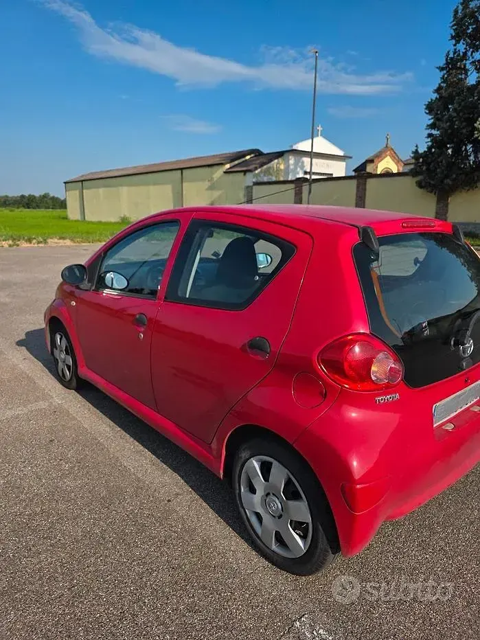Usata Toyota Aygo 68 CV (50 kW) 2007 Rosso Utilitaria