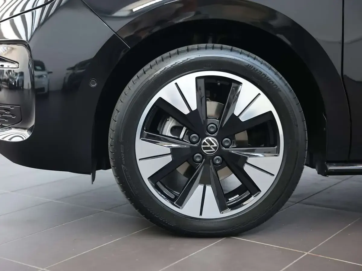 Usata VW Multivan Life 150 CV (110 kW) 2025 Deep black perlato Monovolume