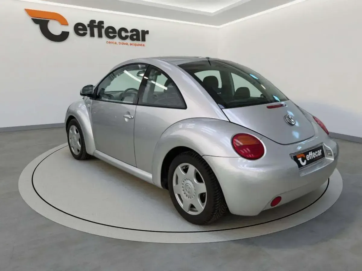 Usata VW New Beetle 116 CV (85 kW) 1999 Argento Utilitaria