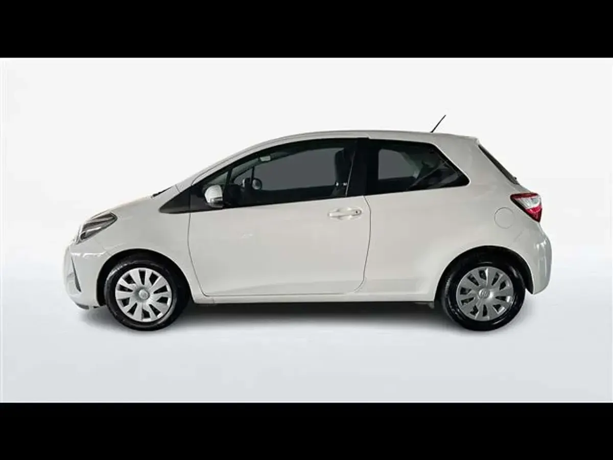 Usata Toyota Yaris Cool 72 CV (52 kW) 2019 Bianco Utilitaria