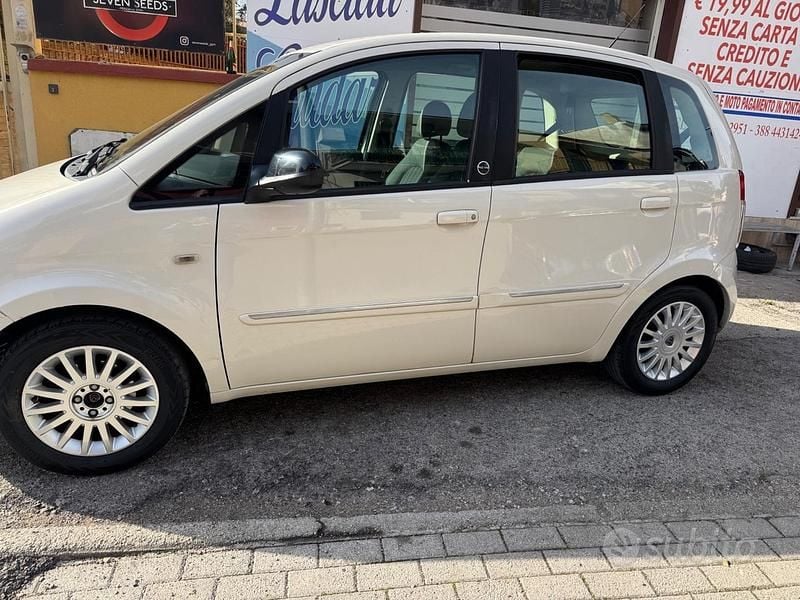 Usata Lancia Musa Gold 78 CV (57 kW) 2012 Bianco Monovolume
