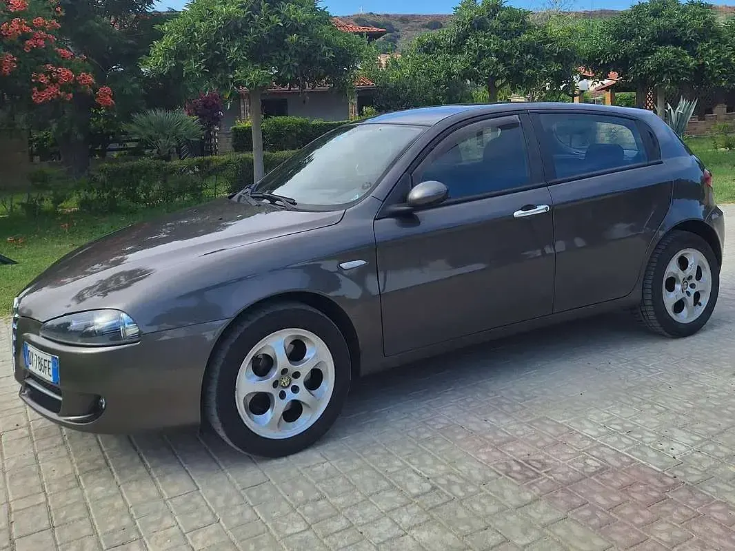 Usata Alfa Romeo 147 Progression 120 CV (88 kW) 2009 Grigio Utilitaria