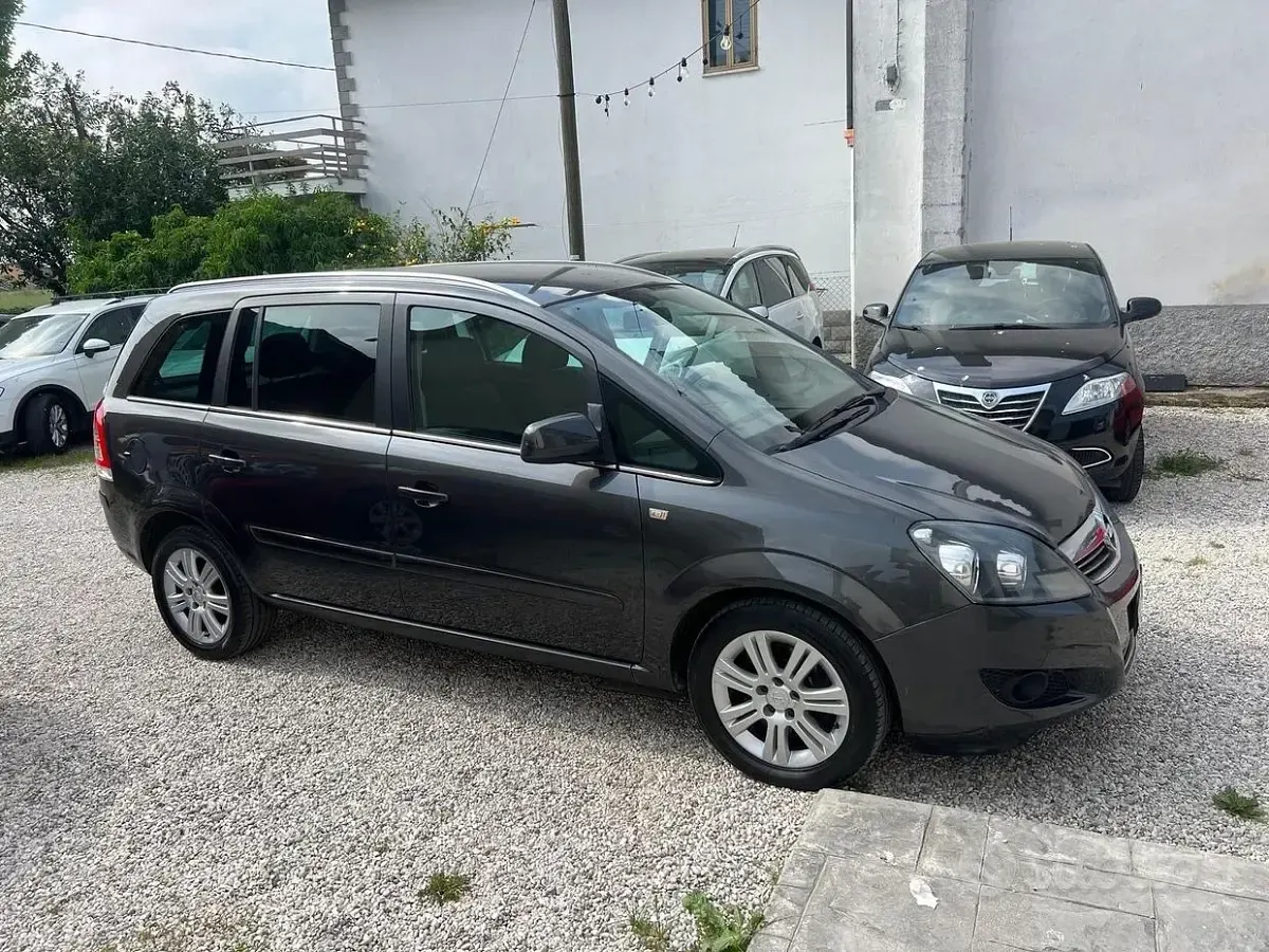 Usata Opel Zafira 150 CV (110 kW) 2012 Grigio Monovolume