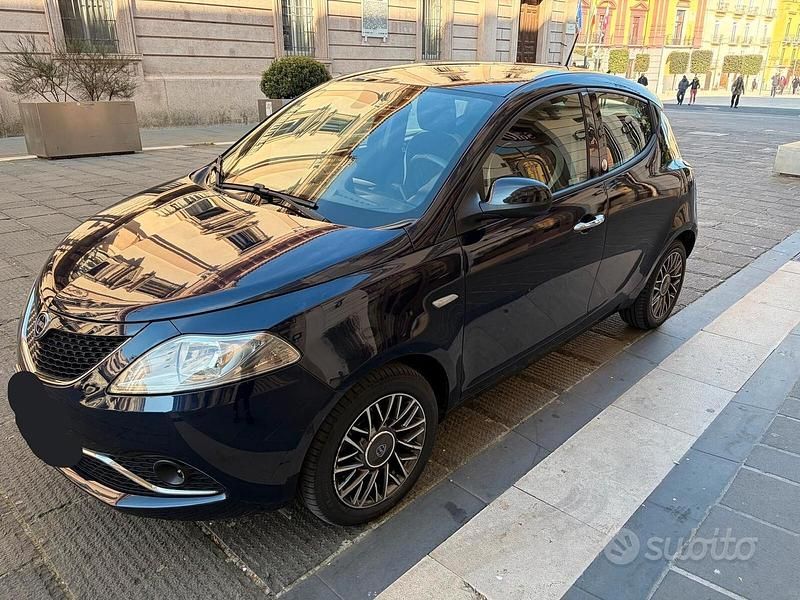Usata Lancia Ypsilon Gold 69 CV (50 kW) 2017 Blu Utilitaria
