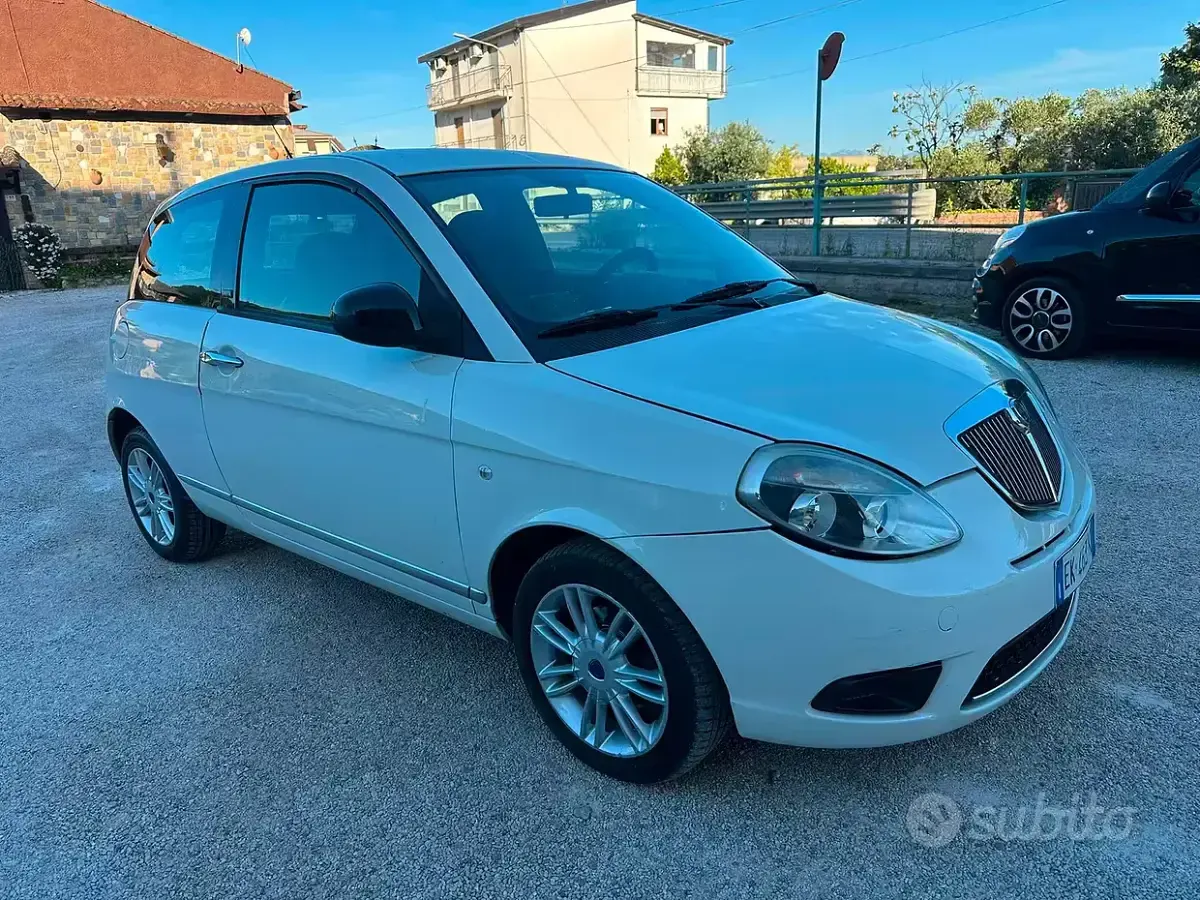 Usata Lancia Ypsilon 75 CV (55 kW) 2011 Bianco Utilitaria