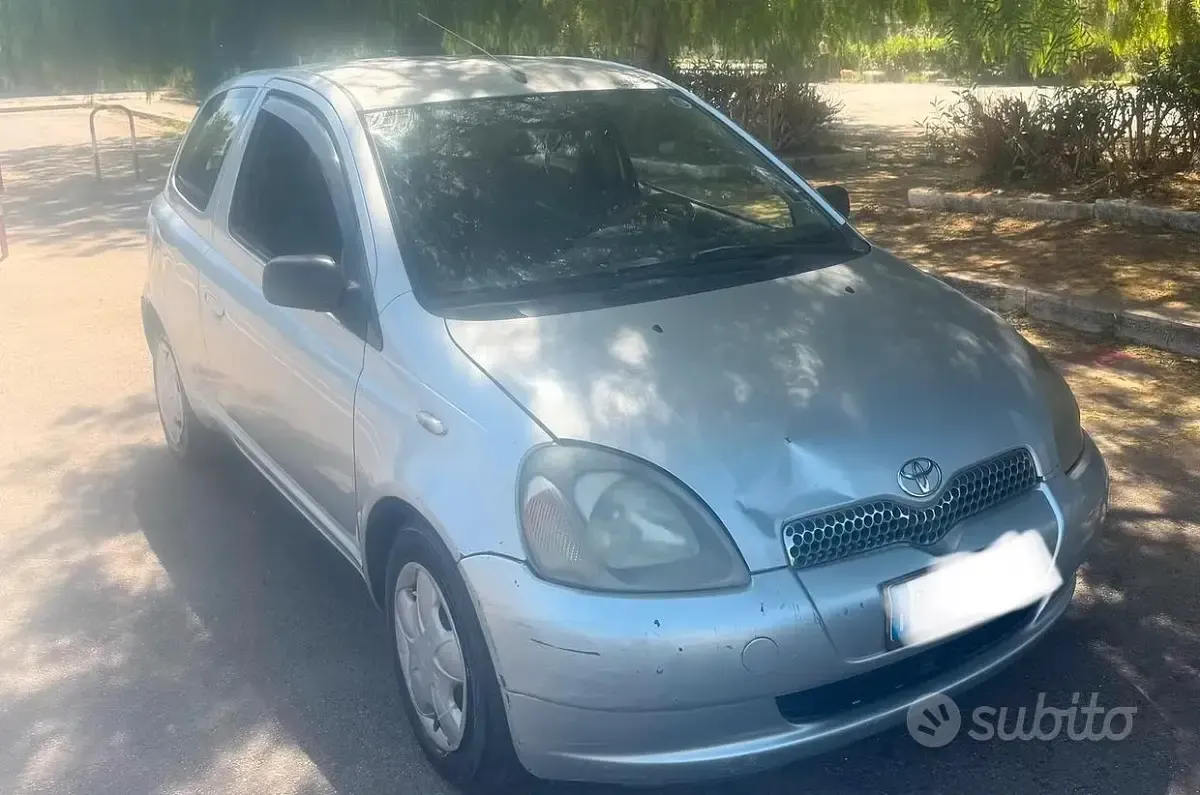 Usata Toyota Yaris 68 CV (50 kW) 2004 Grigio Berlina