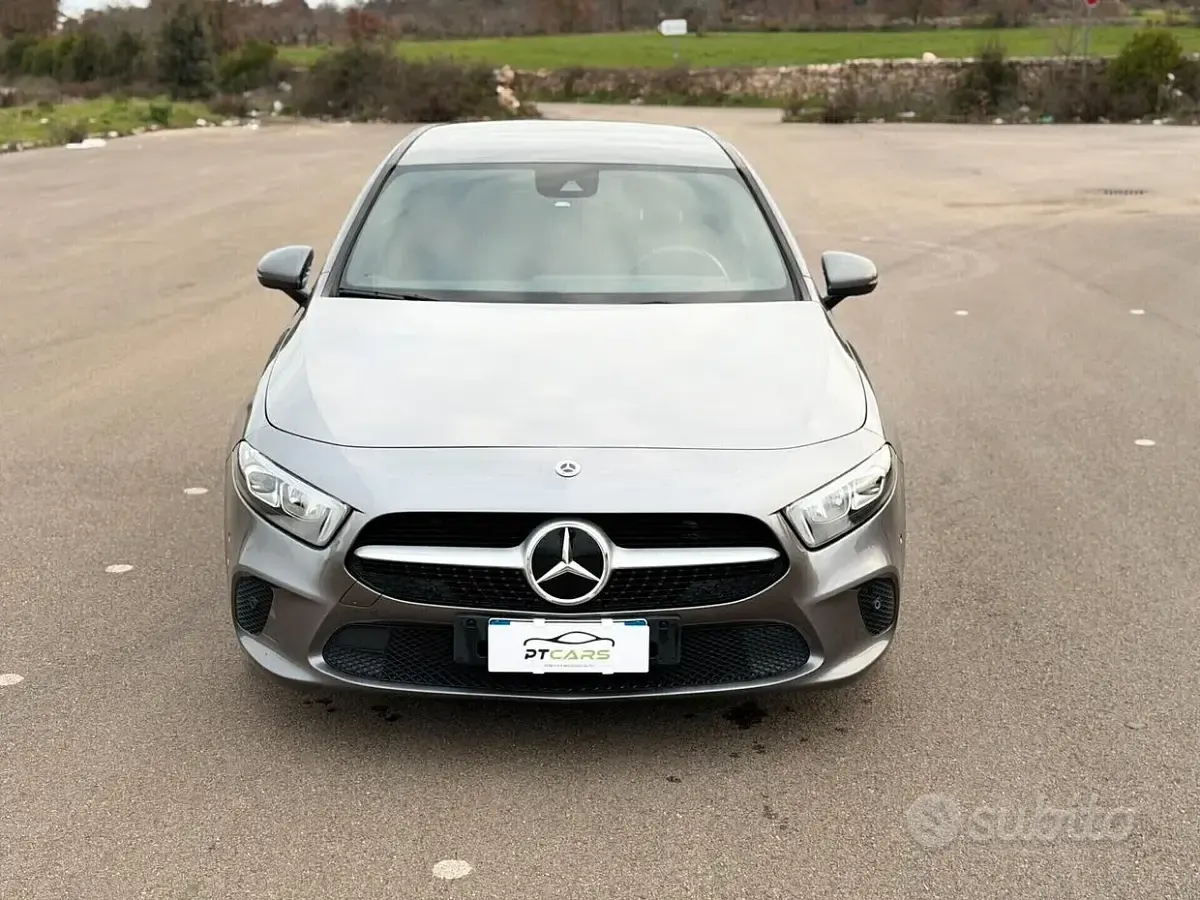 Usata Mercedes A180 116 CV (85 kW) 2019 Grigio Berlina