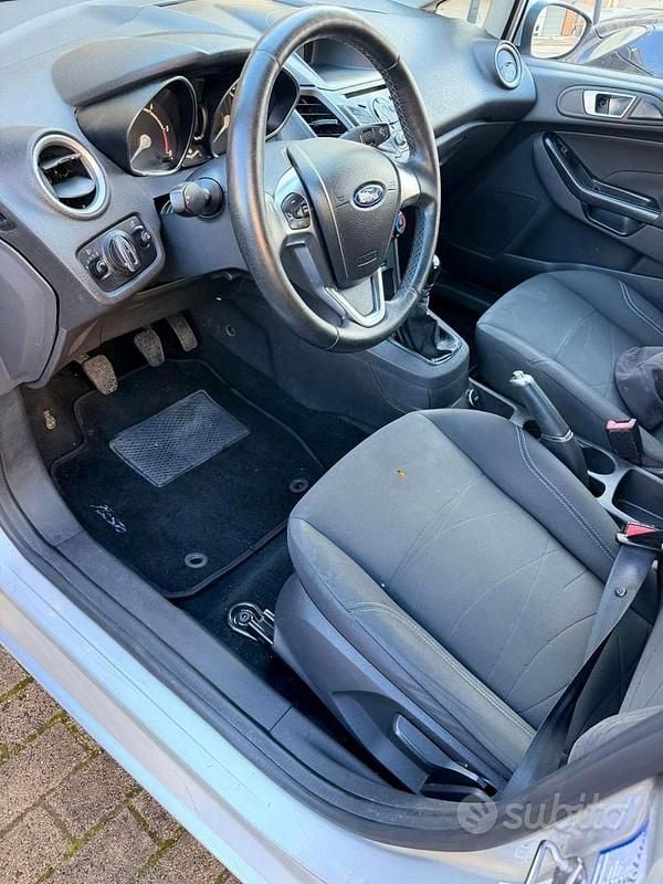 Usata Ford Fiesta Business Edition 75 CV (55 kW) 2016 Grigio Utilitaria