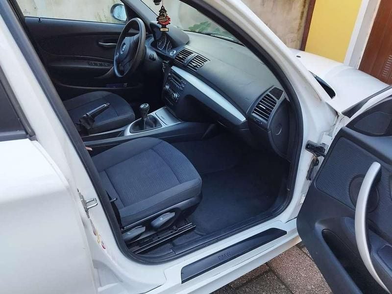 Usata BMW 116 122 CV (89 kW) 2008 Bianco Utilitaria