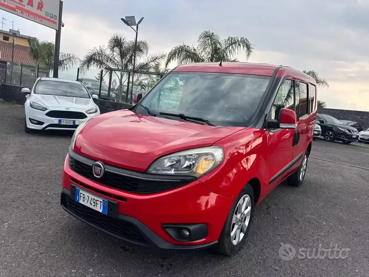 Usata Fiat Doblò Lounge 95 CV (69 kW) 2015 Rosso Monovolume