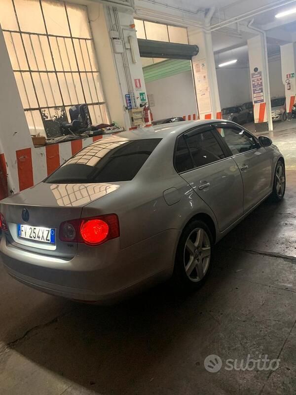 Grigio Usata 2009 VW Jetta Tre volumi | 5300 € - Immagine 1/4