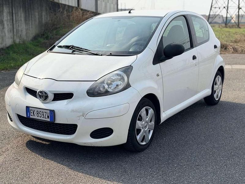Usata Toyota Aygo 68 CV (50 kW) 2011 Bianco Utilitaria
