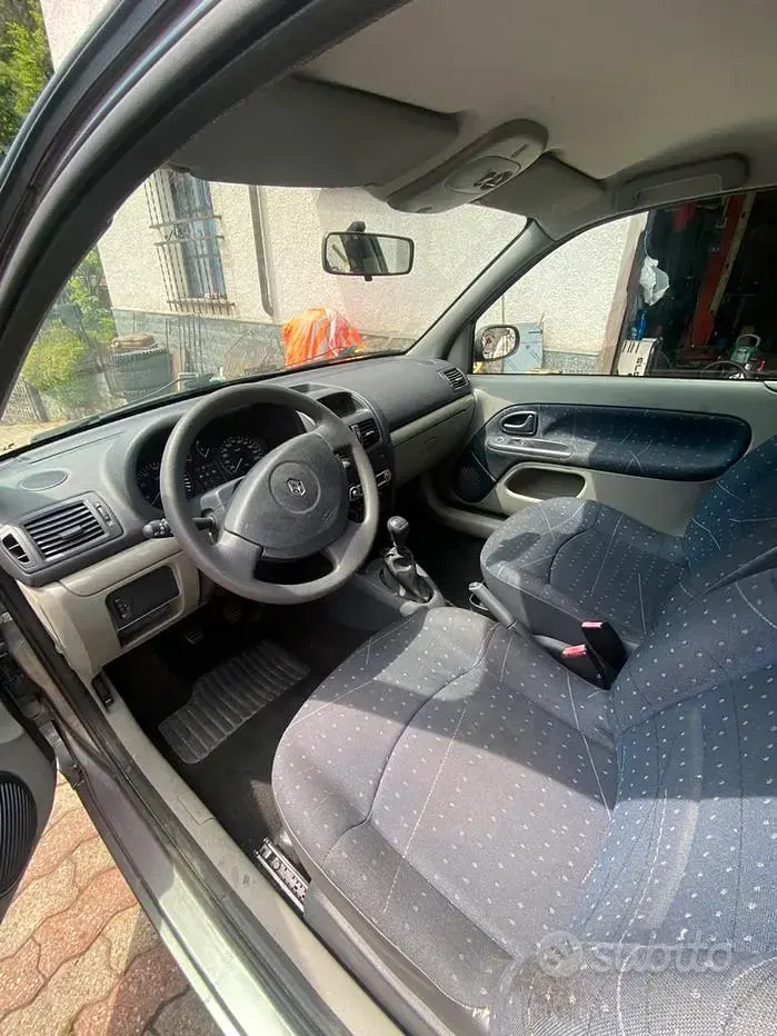 Usado Renault Clio II 58 CV (42 kW) 2003 Gris Utilitario
