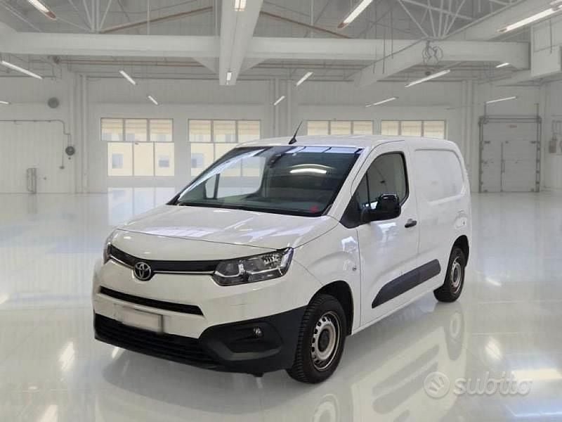 Usata Toyota Proace City City 100 CV (73 kW) 2022 Grigio Monovolume