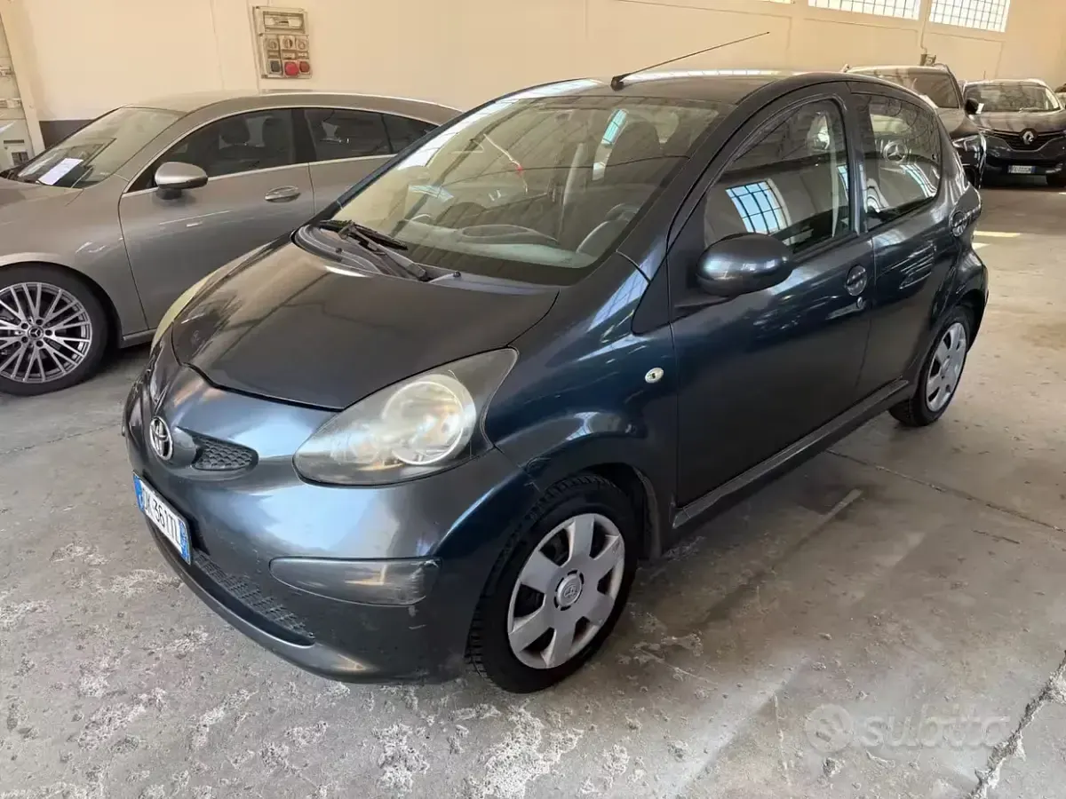 Usata Toyota Aygo Sol 68 CV (50 kW) 2007 Grigio Utilitaria