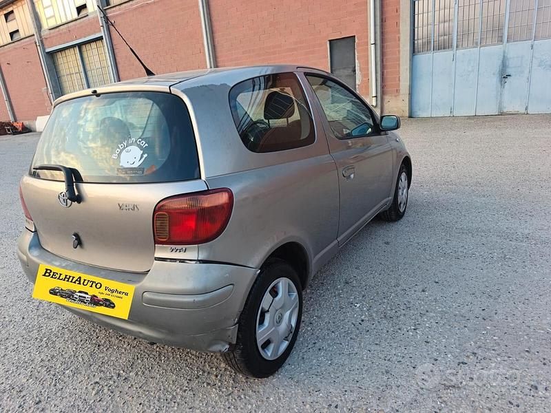 Usata Toyota Yaris 65 CV (47 kW) 2004 Grigio Utilitaria