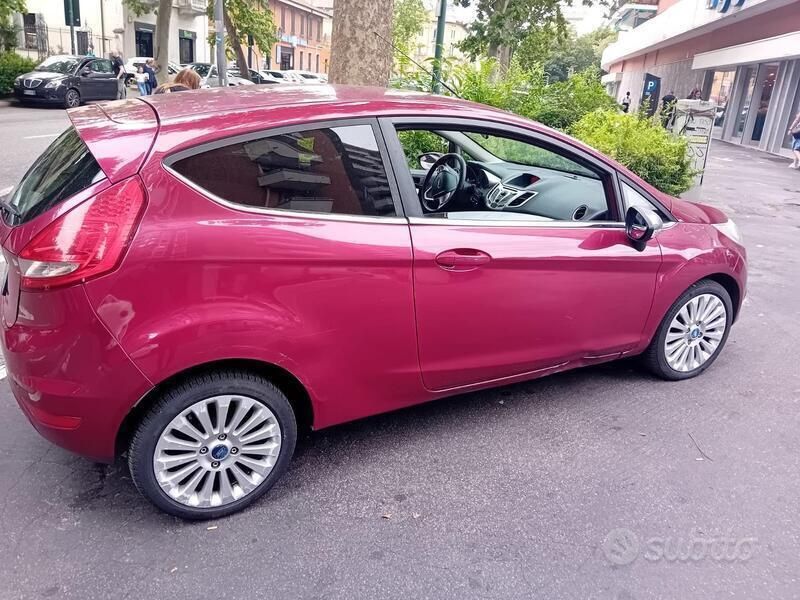 Usata Ford Fiesta 53 CV (38 kW) 2008 Rosso Utilitaria